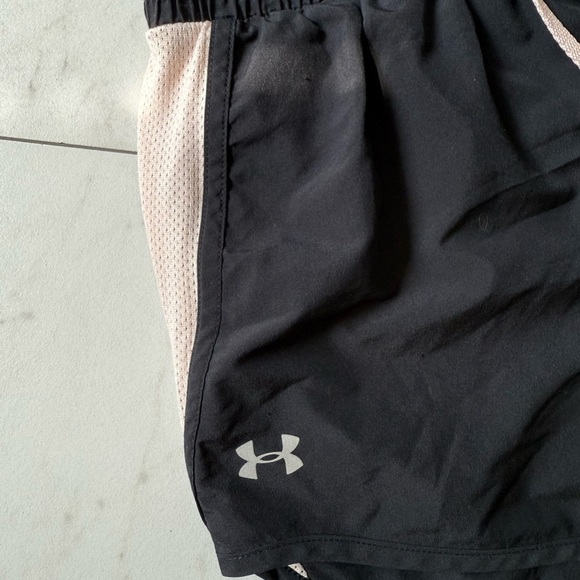 UNDER ARMOR π€π©· womenβs black and pink running shorts size small - Picture 2 of 7